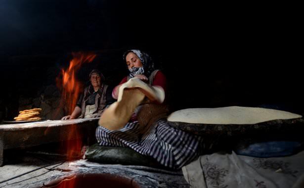 <p>Ramazanda sıcak havaya rağmen bayram için 100 yıllık fırınları yakan kadınlar, bayram için hummalı bir çalışma başlattı. Kadınlar, tandırlarda yöresel tatları yaşatmaya çalışıyor.</p>
