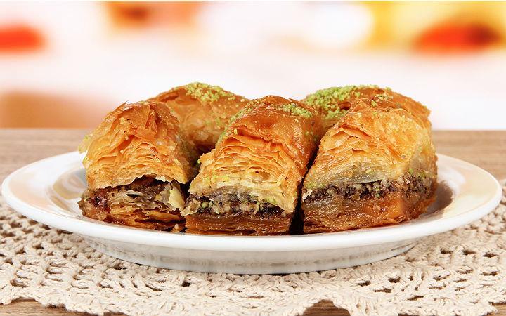 <p><strong>Baklava</strong></p>

<p><strong><a href="http://www.yasemin.com/yemek/haber/2306225-ev-yapimi-baklava-tarifi" target="_blank"><span style="color:#800080">Tarifi görmek için tıklayın...</span></a></strong></p>
