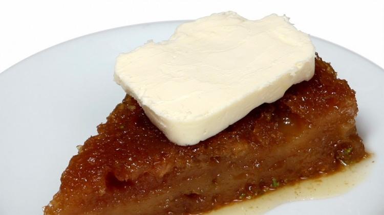<p>Yapılışı:</p>
<p>Şerbeti için; tencereye şekeri ve suyu koyup kaynatalım.</p>
<p>Kaynamaya başlayınca kısık ateşe alıp 5-6 dakika daha kaynatalım.</p>
<p>İçine limon suyunu ilave edip karıştıralım ve soğumaya bırakalım. (şerbetin iyice soğuk olması gerekiyor kaymağı eritmemesi için)</p>
<p>Keki için; bir kaba yumurtaları ve şekeri koyup iyice çırpalım.</p>
<p>Üzerine sıcak suyu ilave edip çırparak köpürtelim. Sonra yavaş yavaş irmiği, kabartma tozunu, vanilyayı ve unu ilave edip çırpalım. 28-30 cm lik kelepçeli kalıbı yağlayıp unlayalım ya da dibine yağlı kağıt serelim.</p>
<p> </p>