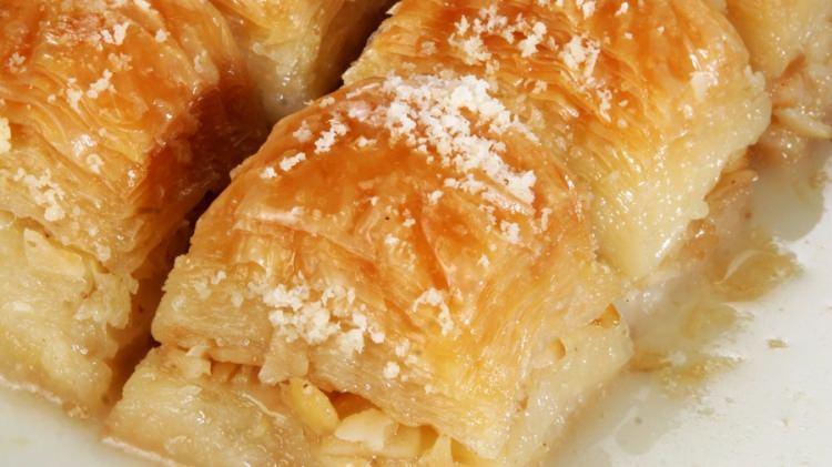 <p>Yapılışı:</p>
<p>Sos tenceresinde tereyağını eritin. Fırın kabına baklava yufkalarını 20 kat aralarına tereyağı sürerek yayın. İlk 20 katı bitirince ortasına file fındıkları serpin ve üzerini tekrar aralarını yağlayarak 20 kat daha baklava yufkası ile kaplayın.</p>
<p>Kenarları bıçak ile kesip fazlalıkları atın ve tatlıyı eşit kareler halinde kesip, önceden ısıtılmış 180 derecelik fırında 30 dakika pişirin.</p>
<p> </p>