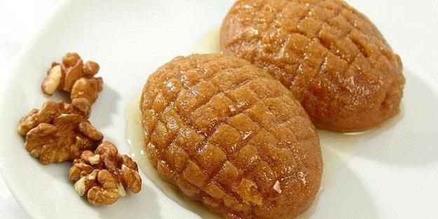 <p>Önceden ısıtılmış 180° fırında tatlılar pembe renk alana kadar 45 dakika pişirelim.</p>
<p>Şerbeti için; tencereye suyu ve toz şekeri koyup kaynatalım.</p>
<p>Şerbet kıvam alınca limon suyunu ilave edip soğumaya bırakalım.</p>
<p>Tatlının ilk sıcaklığı geçince soğuk şerbeti üzerine dökelim.</p>
<p>Tatlımız şerbeti iyice çekince servis yapalım.</p>