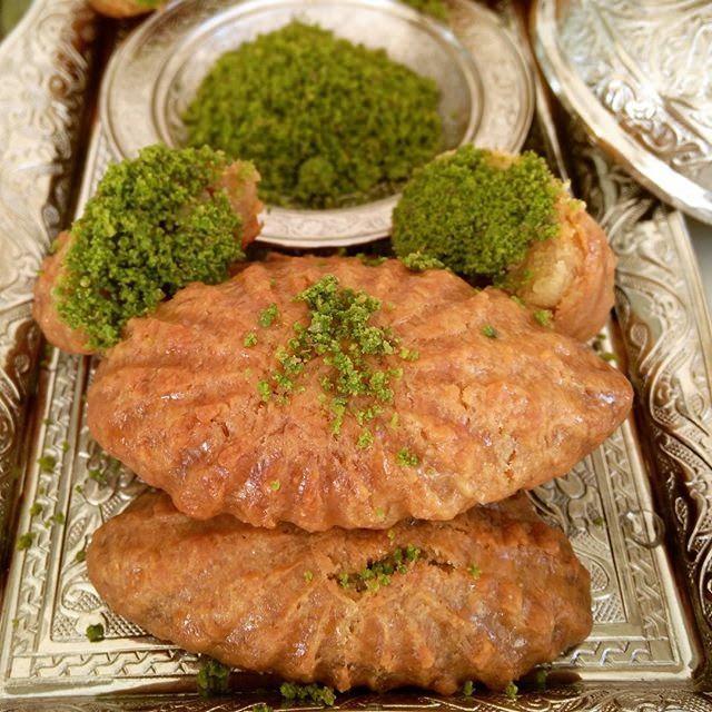 <p>Yapılışı:</p>
<p>Şerbeti için; tencereye toz şekeri ve suyu koyup kaynamaya başladıktan sonra 5 dakika daha kaynatalım.</p>
<p>İçine limon suyunu ilave edelim ve 3 dakika daha kaynatıp soğumaya bırakalım.</p>
<p>Hamuru için; bir kaba tereyağını, yoğurdu, yumurtayı, zeytin yağını, limon rendesini, vanilyayı ve ceviz içini ilave edip iyice karıştıralım.</p>
<p>Üzerine kabartma tozunu ve unu azar azar ilave edip kulak memesi kıvamında bir hamur yoğuralım.</p>
<p>Hamurdan küçük parçalar koparalım ve hamuru rendenin üzerine yayalım.</p>
<p> </p>
<p> </p>