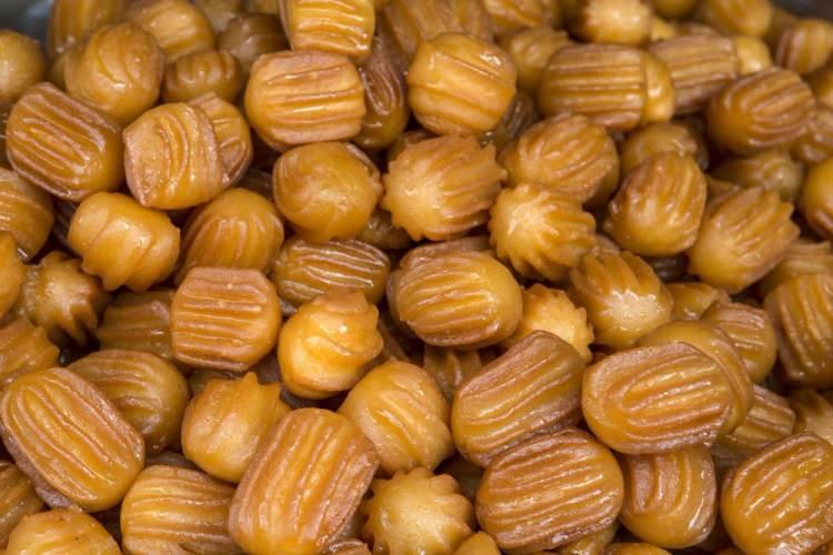 <p>TULUMBA TARİFİ</p>
<p> </p>
<p>Malzemeler:</p>
<p>1 yumurta</p>
<p>yarım su bardağı sıvı yağ</p>
<p>yarım su bardağı yoğurt</p>
<p>yarım su bardağı süt</p>
<p>1. 5 yemek kaşığı irmik</p>
<p>yarım limon suyu</p>
<p>250 gr un</p>
<p>yarım paket kabartma tozu</p>
<p>Şerbeti için :</p>
<p> </p>
<p>2,5 su bardağı toz şeker</p>
<p>2 su bardağı su</p>
<p>çeyrek limon</p>
<p> </p>