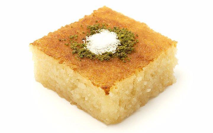 <p>REVANİ TARİFİ</p>
<p>Malzemeler:</p>
<p>Keki için:<br />
3 yumurta<br />
1 su bardağı şeker<br />
1 su bardağı yoğurt<br />
1 çay bardağı sıvıyağ<br />
1 su bardağı un<br />
1 su bardağı irmik<br />
1 vanilya<br />
1 kabartma tozu<br />
1 tatlı kaşığı limon kabuğu rendesi<br />
<br />
Şerbeti için:<br />
3 su bardaği su<br />
3 su bardağı şeker<br />
Birkaç damla limon suyu</p>