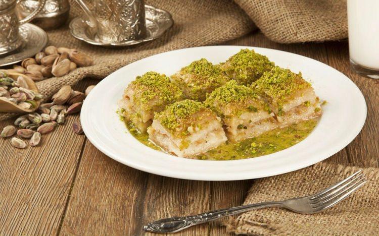 <p>SÜTLÜ NURİYE TARİFİ</p>

<p>Malzemeler:</p>

<p>40 yaprak hazır baklavalık yufka<br />
350 gr. tereyağı<br />
4 su bardağı file fındık<br />
 <br />
Şerbeti için Malzemeler<br />
3 su bardağı süt<br />
1,5 su bardağı su<br />
3 su bardağı toz şeker</p>
