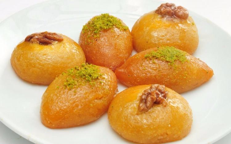 <p>HURMA TATLISI TARİFİ</p>
<p>Malzemeler:</p>
<p>Yarım paket margarin (125 gr),<br />
1 çorba kaşığı tereyağı,<br />
1 çay kaşığı karbonat veya kabartma tozu,<br />
1 çay fincanı sıvı yağı,<br />
1 adet yumurta,<br />
2 -3 yemek kaşığı yoğurt,<br />
3 su bardağı un,<br />
2 yemek kaşığı nişasta,<br />
1 tatlı kaşığı limon suyu,<br />
1 su bardağı dövülmüş ceviz.<br />
Şerbeti İçin:</p>
<p>3 su bardağı toz şeker,<br />
3.5 su bardağı su,<br />
Yarım limon suyu.</p>