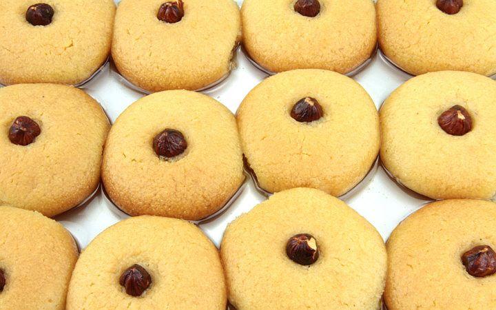 <p>ŞEKERPARE TARİFİ</p>
<p>Malzemeler:</p>
<p>250 gr oda sıcaklığında margarin (1 paket),<br />
2 adet yumurta (yumurtanın sarısının biri üzeri için),<br />
1 paket vanilya,<br />
1 paket kabartma tozu,<br />
1 su bardağı irmik,<br />
Yarım su bardağı pudra şekeri,<br />
Aldığı kadar un.<br />
Şerbeti İçin:</p>
<p>3 su bardağı toz şeker,<br />
3 su bardağı su,<br />
Yarım limonun suyu.<br />
Üzeri İçin:</p>
<p>1 adet yumurtanın sarısı,<br />
Toz antep fıstığı.</p>