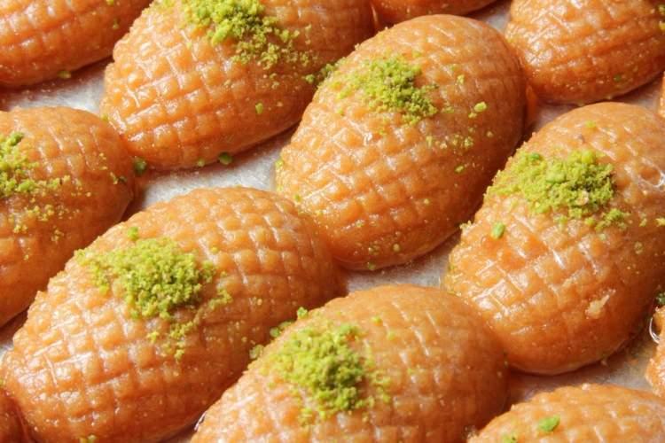 <p>Yapılışı:</p>
<p>Margarini ve tereyağını tavada eritelim ve biraz soğuması için bekleyelim.</p>
<p>Üzerine yumurtayı, yoğurdu, unu ve nişastayı ilave edip karıştıralım.</p>
<p>Sonra karbonatı, limon suyunu ve sıvı yağı ilave edip kulak memesi yumuşaklığında bir hamur yoğuralım.</p>
<p>Daha sonra cevizi ilave edelim ve yoğuralım.</p>
<p>Küçük parçalar koparıp yuvarlayalım ve kalbur veya rendenin üzerinde desenlerini verelim.</p>
<p> </p>