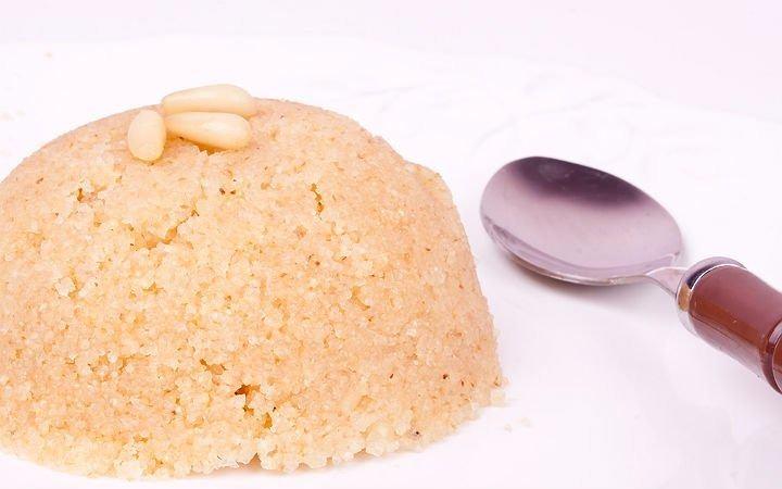 <p>İRMİK HELVASI TARİFİ</p>
<p>İrmik Helvası Malzemeleri<br />
125 gr. tereyağı<br />
1,5-2 bardak tozşeker<br />
2 bardaktan 1-2 parmak fazlası su<br />
250 gr. irmik<br />
2-3 avuç dolusu toz antep fıstığı</p>