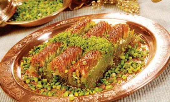 <p>Fıstıkların üzerine kalan kadayıfı yayalım ve avucumuzla sımsıkı kadayıflara bastıralım.</p>
<p>Önceden ısıtılmış 170° fırında üzeri kızarana kadar pişirelim.</p>
<p>Kızarttığımız kadayıfın ilk sıcaklığı geçince soğuk şerbeti üzerinde gezdirelim.</p>
<p>Fıstıklı Tel Kadayıfımızı dondurma eşliğinde servis yapalım.</p>