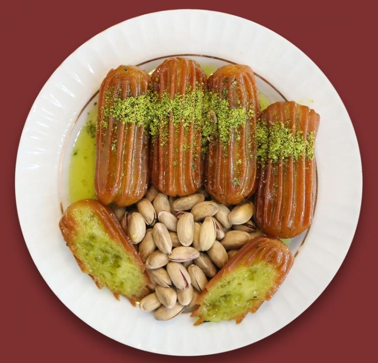 <p>Yapılışı:</p>
<p>Şerbetten başlayalım. Bir tencerede suyu, şekeri ve limonu koyup, kaynamaya başladıktan sonra kısık ateşte 15 -20 dakika kaynatalım. Ve soğumaya bırakalım.</p>
<p>Hamur için, bir kabın içinde bütün malzemeleri koyun karıştırın ve 1 saat dinlenmeye bırakın. Cıvık bir hamur elde etmelisiniz.</p>
<p> </p>