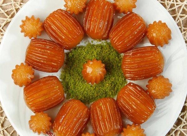 <p>Hamur bekledikten ve şerbet soğuduktan sonra bir sıkma torbasına hamurumuzu koyalım. Tırtıllı bir duy kullanın. Orta ısıda ve temiz sıvı yağda, sıkma torbasını sıkarak ve makas yardımıyla keserek tulumbaların her iki tarafını kızartın. Sonra şerbete aktarın. Kaşıkla karıştırarak şerbetinin çekmesini sağlayın. Hamuru bitene kadar bu işlemi uygulayın.</p>