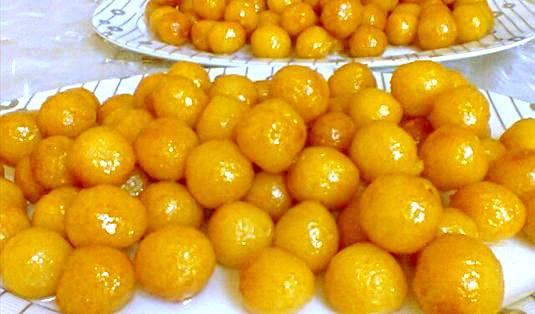 <p>Öncelikle lokmanın şurubunu hazırlayalım. Bunun için şekeri, suyu ve limonu bir tencereye koyup kaynamaya bırakalım.<br />
Şerbetin içerisinde iri gözler çıkana dek kaynatmaya devam edelim.</p>
<p>Şurubumuz biraz koyu kıvamda olacak. Şurubumuzu soğumaya bırakalım.</p>
<p>Bütün hamur malzemelerini bir kaba koyalım ve mikserle iyice çırpalım. Lokma hamurunun kıvamı, koyu kek kıvamı gibi olmalı. Eğer daha cıvık olursa biraz daha un ekleyebilirsiniz.</p>
<p>Hamurun üstünü kapatalım ve 1 saat civarı mayalandıralım. Lokma hamurumuz mayalandıktan sonra, tencereye yağı koyup kızdıralım.</p>