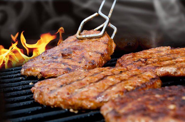 <p>Etin mangal ateşine<strong> 15 cm’den daha yakın mesafede </strong>olması ve uzun süre mangalda kalması da kanserojen madde oluşumuna davetiye çıkarıyor. </p>