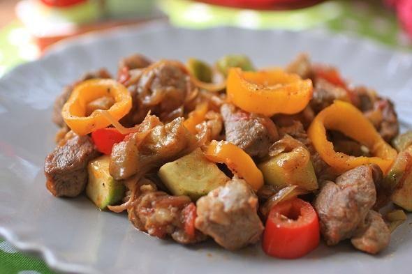 <p>Bu nedenle bayramda etleri sebze ile pişirmeye,<strong> etin yanında taze yeşilliklerden oluşan </strong>bol salata tüketmeye dikkat edin. </p>