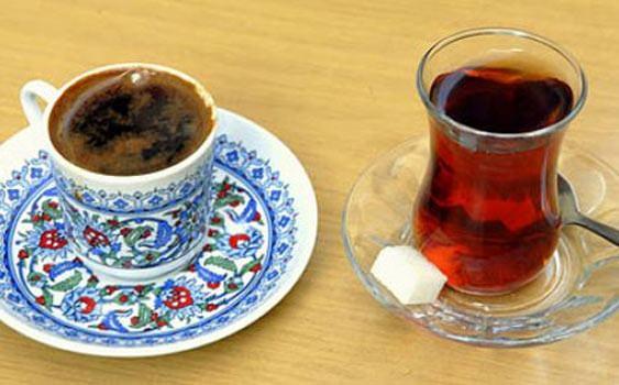 <p>Masum gibi görünen, sohbetlere eşlik eden bu lezzetli içeceklerde aşırıya kaçılması, yüksek miktarda <strong>kafein alımı nedeniyle uykusuzluktan çarpıntıya birçok soruna neden olabilirken,</strong> yemeğin hemen ardından tüketilmesi de demir eksikliğine yol açıyor. </p>