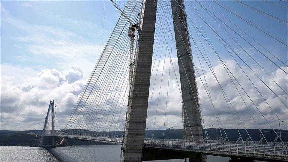 <p>Yeni açılan Osmangazi Körfez Geçiş Köprüsü ve İstanbul Boğazı’nın üçüncü köprüsü Yavuz Sultan Selim Köprüsü’nden geçişler ise işletmecileri özel sektörden olduğu için ücretli olmaya devam edecek.</p>

<p> </p>
