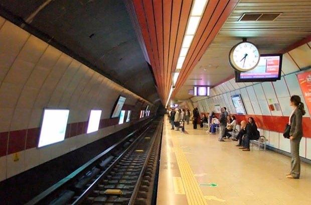 <p>Öte yandan, İstanbul Elektrik Tramvay ve Tünel İşletmeleri'nden (İETT) yapılan açıklamada bayram süresince toplu ulaşım araçlarının yüzde 50 indirimli olacağını duyuruldu.</p>

<p> </p>
