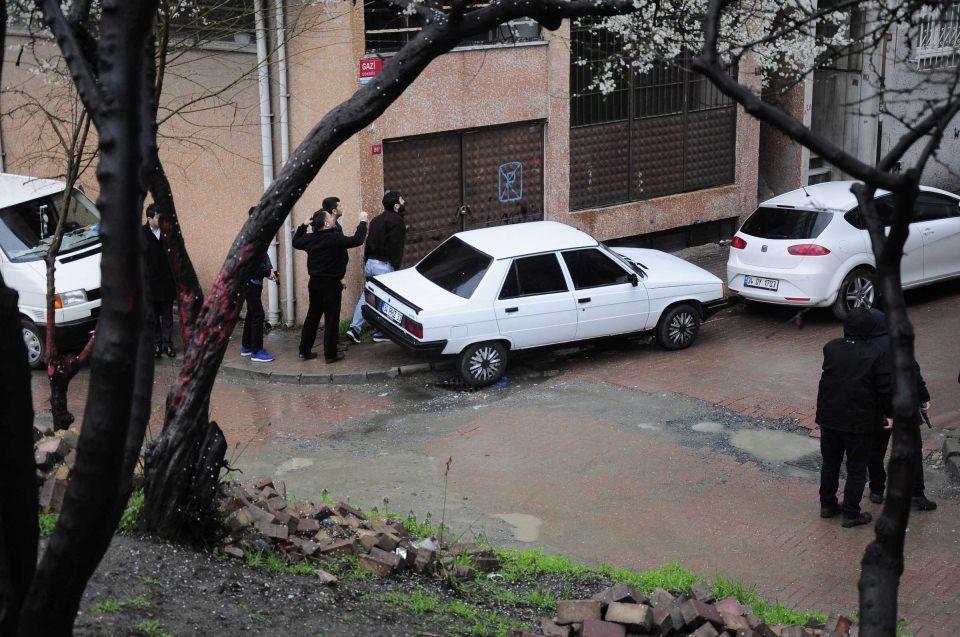 <p>İstanbul Bayrampaşa'da bulunan Çevik Kuvvet Şube Müdürlüğü girişinde görevli polislere bir otomobilden ateş edildi.</p>

<p> </p>
