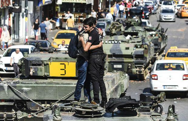 <p>Polislerin, darbe saatine kadar sürekli mesajlaştıkları ve ne yapacaklarını konuştukları, görevlendirildikleri noktalara silahlı gittikleri belirlendi.</p>

<p> </p>
