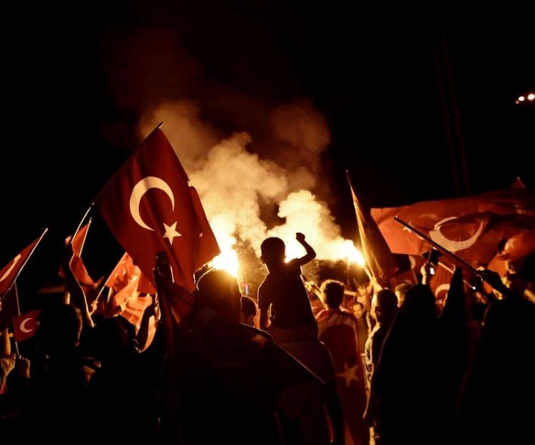 <p><strong>İSTİHBARAT'A GİRERKEN YAKALANDILAR</strong></p>

<p>Haklarında 17-25 Aralık soruşturması nedeniyle yakalama kararı bulunan eski İstihbarat Daire Başkan Yardımcısı Gürsel Aktepe ile eski Törerden Sorumlu Ankara Emniyet Müdür Yardımcısı Lokman Kırcılı’nın Ankara’da başkası adına kiralanan evlerde saklandıkları öğrenildi.</p>
