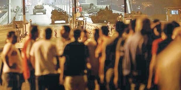 <p>Darbe girişiminin başladığı saatlerde, eş zamanlı olarak cezaevine 2 tank ve 20 kişilik asker gönderildiği, ancak sokağa dökülen halkın darbecilerin cezaevi yerleşkesine geçişine izin vermediği belirlendi.</p>

<p> </p>
