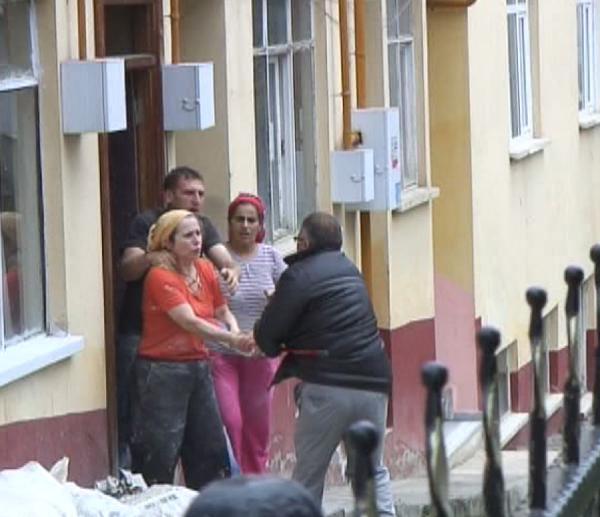 Ordu'da sokakta dövdükleri ve ellerinden kaçırdıkları genci bir işyerinin önünde sıkıştıran iki kişi, genci korumaya çalışan kadınların fırça süpürgeyle direnmesi üzerine neye uğradıklarını şaşırdı.