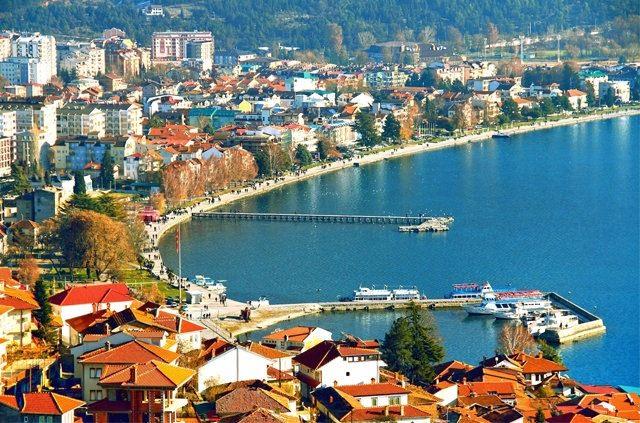 <p><strong>15 MAKEDONYA</strong><br />
Dindar bir insanım: 84%<br />
Dindar değilim: 10%<br />
Ateistim: 1%<br />
Yanıt yok: 5%</p>