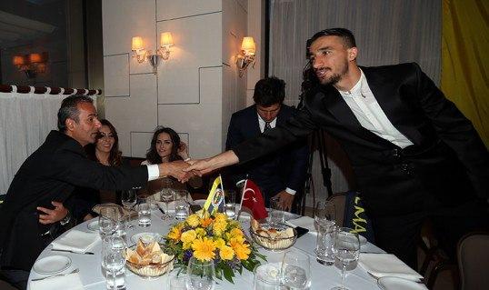 <p>Fenerbahçeli futbolcular, teknik ekip ve yöneticiler, şampiyonluk yemeğinde bir araya geldi.</p>
<div> </div>
<div class="row"> </div>