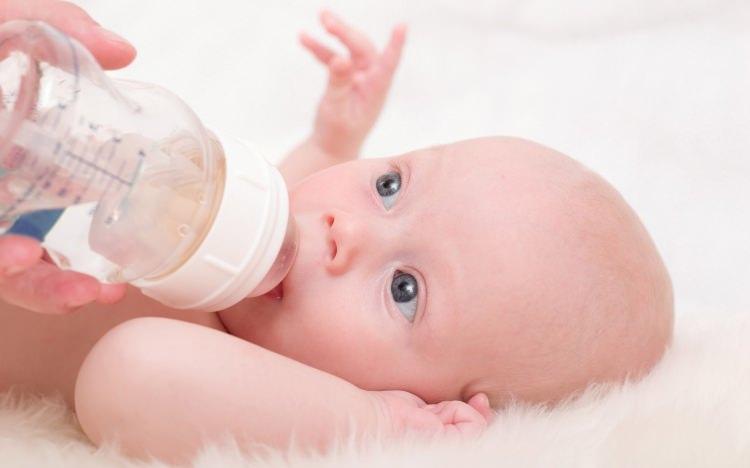 <p>Örneğin, bebekler ilk altı ay anne sütü dışında hiçbir şey tüketmemeli. Havanın, ortamın aşırı sıcak olması nedeniyle bebeklere su verilmesi dahi tamamen yanlış. </p>
