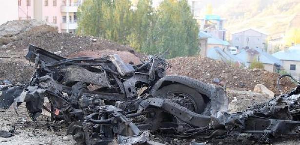 Patlamanın olduğu bölgedeki birçok ev ve iş yeri hasar görürken, olayda kullanılan araçtan geriye ise demir yığınları kaldı.