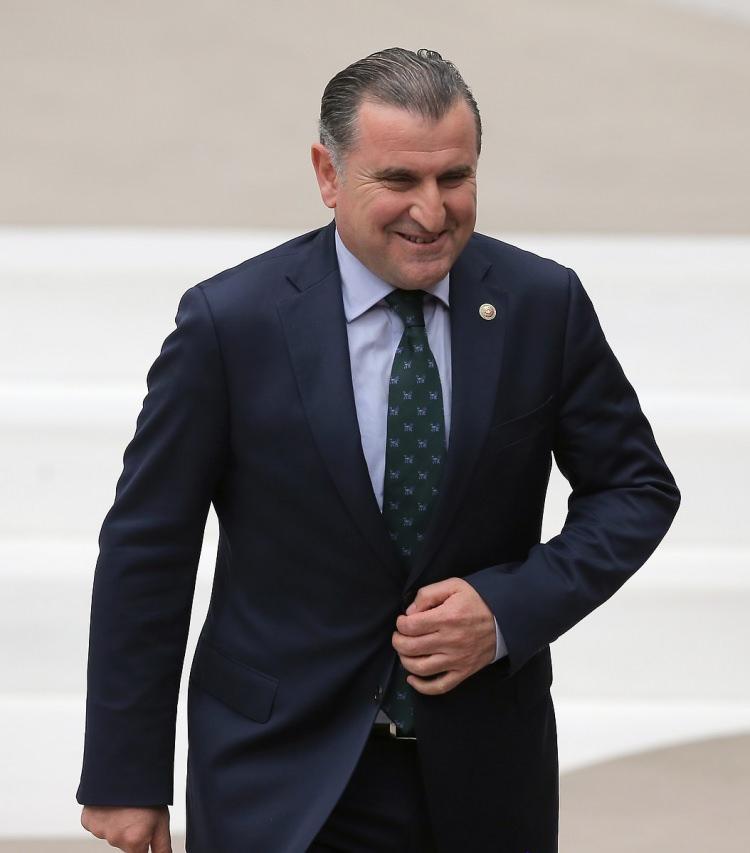 <p>Albayrak Grubu’nda ayrıca dış yatırım ve yurt dışı projelerde de görev alıyordum. 2005 yılında Albayrak Grubu bünyesindeki şirketleri temsilen İstanbul Ticaret Odası Meclis Üyesi seçildim. Bu görevi iki dönem yürüttüm. Bu süreçte uluslararası taşımacılık, lojistik hizmetler ve limancılık konularında pek çok seminer ve toplantılara katılarak görüş ve düşüncelerimizi paylaştık.</p>