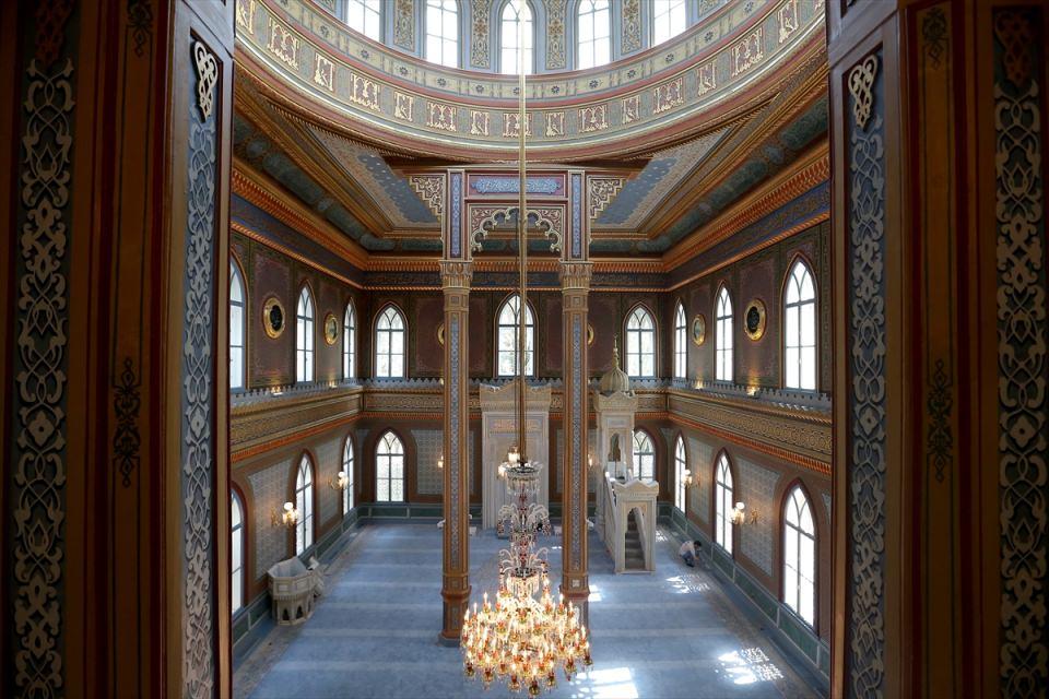 <p>Caminin orta mekanında bulunan avizenin çok değerli olduğuna dikkati çeken Sarı, "Avizenin Alman İmparatoru 2. Wilhelm tarafından camiye hediye edildiğini biliyoruz. Bunun da zaman içinde kısmi arızaları vardı. Onlar da yenilenerek temizlendi ve yerine asıldı. Gerçekten o da çok değerli ve önemli bir parça." diye konuştu. </p>