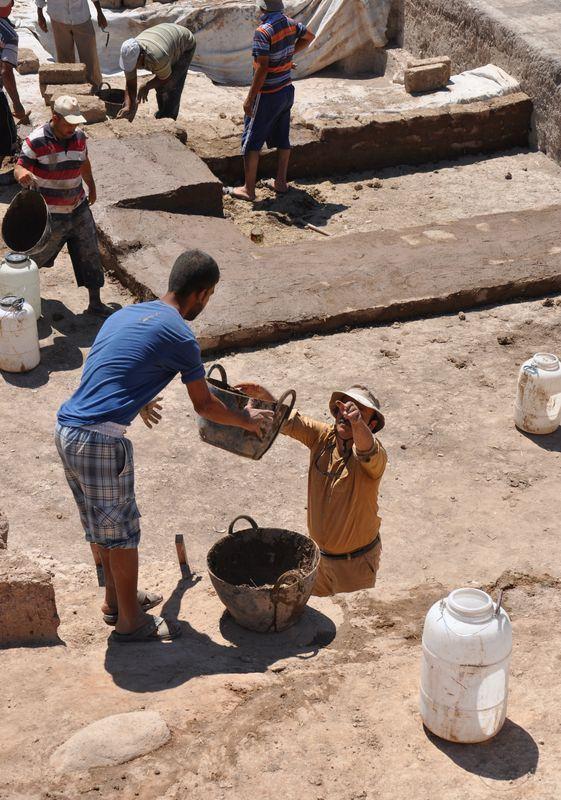 <p>Bu yıl ele geçen buluntular arasında yer alan heykeltıraş sarayın önemine işaret ettiğini vurgulayan Engin, "Burada sivil konutlar, dar sokaklar, hüre mekanlı evlere rastladık. Ölüler ise evlerin içerisine gömülmüş. Çalışmalarımızda ayrıca 3 bin 900 yıllık tanrıça heykel başı, şematik heykelcik, öğütme taşları, pişmiş toprak kaplar, silindir mühür ve bronz aletler de bulundu" şeklinde konuştu.</p>
