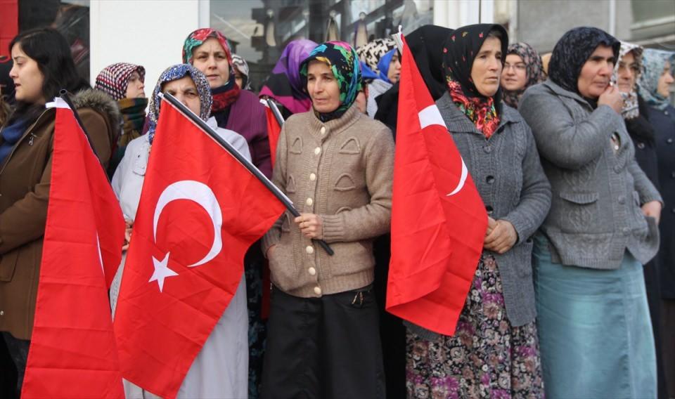 <p> İstanbul'daki terör saldırısında şehit olan çevik kuvvette görevli polis memuru Hakan Tanrıkulu, memleketi Sinop'un Durağan ilçesinde son yolculuğuna uğurlandı.</p>
