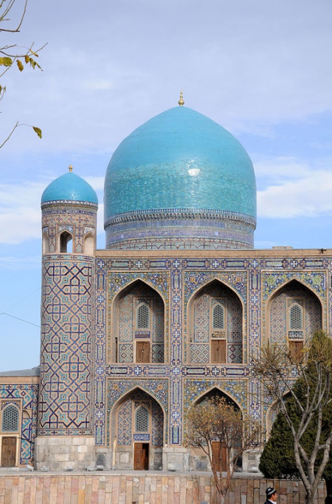 <p>İnsanların kapılardan girerken ve çıkarken mutlaka başını eğmesi gerekiyor. Tillakari Medresesi, medrese olarak yapılmasına karşı esasen cami olarak kullanıldı.</p>