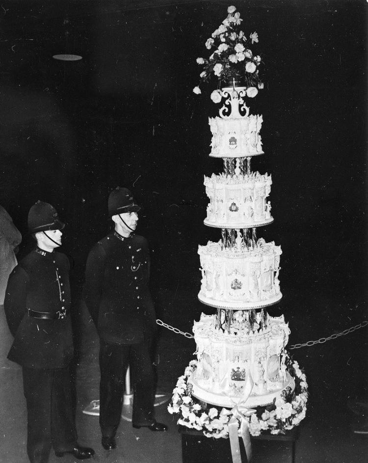 <p>Windsor Dük ve Düşesinin Düğün pastası 1937 </p>
