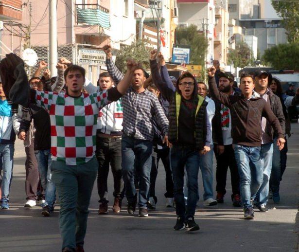 <p>Hafta içi Karşıyaka ve Göztepe başkanlarının dostluk mesajları vermesiyle iki takım taraftarlarına da açılan İzmir derbisi öncesi olaylar çıktı. İzmir Atatürk Stadı’nda oynanacak derbi öncesi polisin yoğun önlem almasına rağmen Fatih Caddesinde karşı karşıya gelen iki takım taraftarları birbirlerine döner bıçakları, taş ve sopalarla saldırdı.</p>
<p> </p>