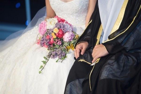 <p>Dubai'de evlendiği kadının makyajsız halini gören kimliği belirsiz genç, karısını kendisini kandırdığı için boşadı.</p>
