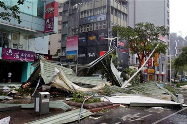 <p>Ada ülkesi Tayvan, günlerdir "Soudelor" tayfununa hazırlanıyordu. Tayfun bu sabah ülkeyi vurdu. Hem de saatte 200 kilometreyi aşan bir hızla, can kayıpları var.</p>
