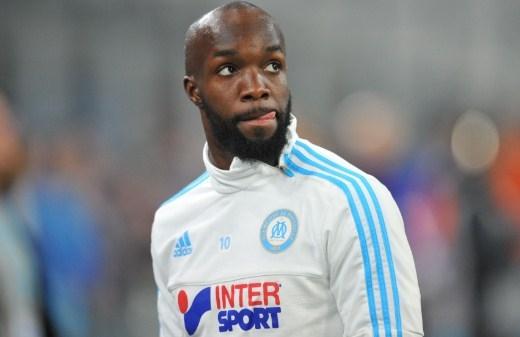 <div><strong>Galatasaray'dan Lassana Diarra'ya mesaj var!</strong></div>

<div> </div>

<div>Lucas Leiva defterini kapatan Galatasaray, orta saha alternatifleri arasında liste başı tuttuğu Lassana Diarra ile yeniden temasa geçti. Aslan, UEFA'ya 10 milyon Euro cezası olan Fransız futbolcuya ''Sorununu çöz, öyle gel'' mesajı yolladı.</div>

<div> </div>

<div>Orta saha için Lassana Diarra transferini bitirmek isteyen Galatasaray, Fransız futbolcuya 10 milyon Euro’luk ceza işini halledip öyle gelmesini söyledi.</div>

<div> </div>

<div>Lokomotiv Moskova’dan Marsilya’ya transferi sırasında usülsüzlük yaptığı gerekçesiyle astronomik bir ceza alan Diarra’nın, FIFA ile yaptığı görüşmeler devam ediyor.</div>

<div> </div>

<div>Leiva defteri kapandı</div>

<div> </div>

<div>Galatasaray’ın uzun süredir haber beklediği Lucas Leiva’da transfer defterinin tamamen kapandığı öğrenildi. Brezilyalı futbolcunun eşinin Türkiye’ye gelmek istememesi sebebiyle böyle bir karar alındığı ifade edildi.</div>
