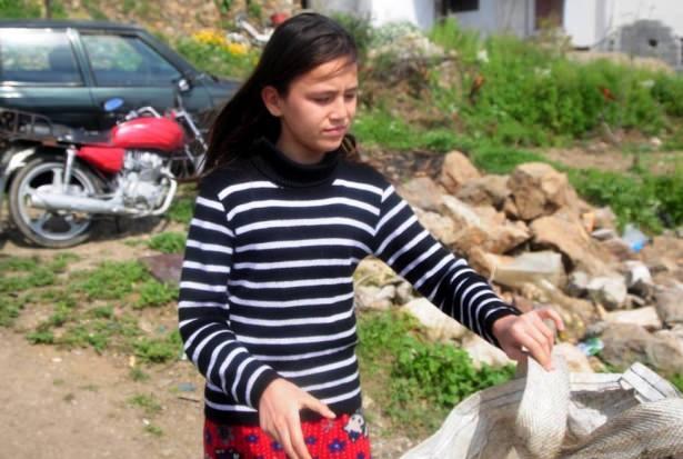 <p>SGK'nın cihazın sadece 440 lirasını karşıladığını o paranın da cihazının parası &ouml;denip faturası ibraz edildikten 1,5 ay sonra &ouml;dendiğini belirten Benanur Turin, "Cihazın parasını peşin &ouml;deyip almamız gerekiyor. Ancak babam, &ccedil;&ouml;plerde hurda kağıt ve pet şişe toplayarak ailemizin ge&ccedil;imini sağlamaya &ccedil;alışıyor. Bu parayı bir araya getirmemiz m&uuml;mk&uuml;n değil" dedi.</p>
