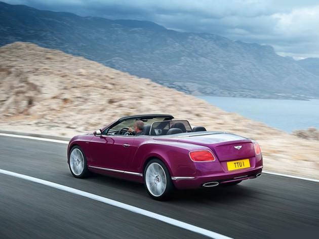 Azami hızı artan üstü açılır otomobilin, sade bir aerodinamik çalışmayla bastırma kuvveti yükseltilmiş. Bentley bagaj kapağındaki zarif bir kanadın otomobili yolda tutmak için yettiğini söylüyor.