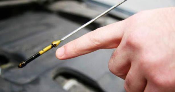 <p>Yağ kanalları içerisinde dolaşarak parçaların soğumasını sağlayan motor yağı, korozyonunun oluşmasını da engeller. Motor için önemli olan bu sıvının zamanla kimyasal yapısı bozulacağı için akıcılığı azalır.</p>