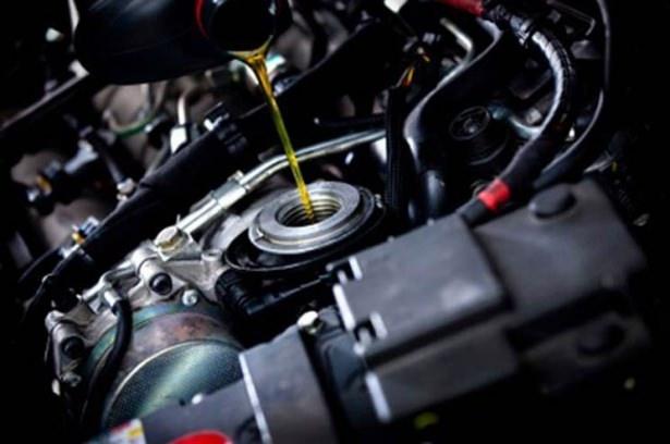<p>Bu nedenle motor yağı, yağ filtresiyle birlikte düzenli olarak değiştirilmeli. Aksi halde parçalar arasında artan sürtünme sonucu motorun ömrü hızla kısaltırken, verimi azalır ve yakıt tüketimi artarak yüksek masraflar çıkmasına neden olur.</p>