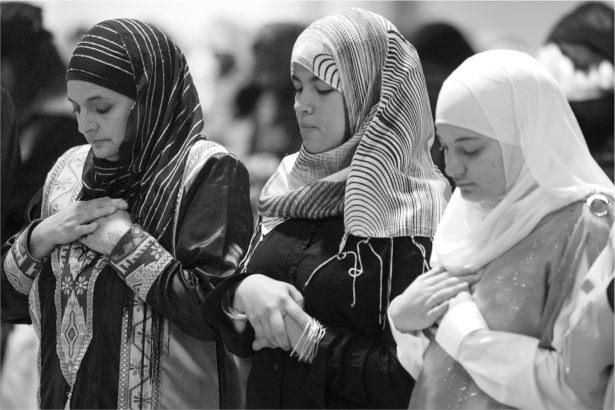 <p>Günün birinde Hazreti Peygamber yanıma girdi. Elbisesini çıkardı. Aradan zaman geçmeden tekrar giyindi. Bunun üzerine beni şüphe, kıskançlık sardı. </p>
