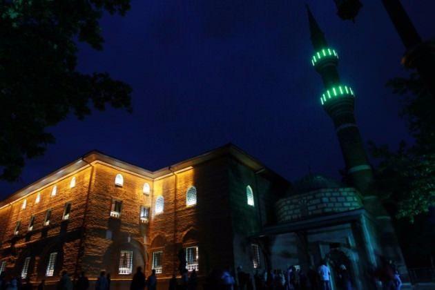 <p>Müslümanlık gelenek ve göreneklerin darlığına mahkum... İbadet ü tâat kültür televvünlü... Duygular, düşünceler fantezilere emanet... Mücadelelerin esası da çıkarlar, menfaatler, ırkî mülahazalara dayalı. Sen bizlere çıkar yol lutfeyle ya rabbi!</p>
<p> </p>