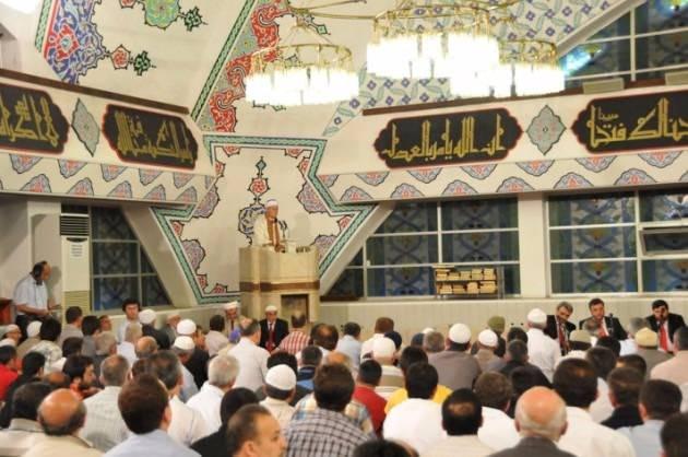 <p><strong>4. EY GÜNAHLARI BAĞIŞLAYAN!</strong><br />
<br />
Şu mübarek gece hürmetine Bizleri bağışla, öyle bir dünyada hayata gözlerimizi açtık ve öyle bir alemde yaşıyoruz ki, önümüzde tuzak, arkamızda tuzak; uğrayıp geçtiğimiz her yerde nefis, şeytan ve aynı takımdan binlerce ifrit ağını germiş av bekliyor; yol boyu yüzlerce fitne ocağı ve isi-dumanı gelip sinelerimize oturuyor.</p>
