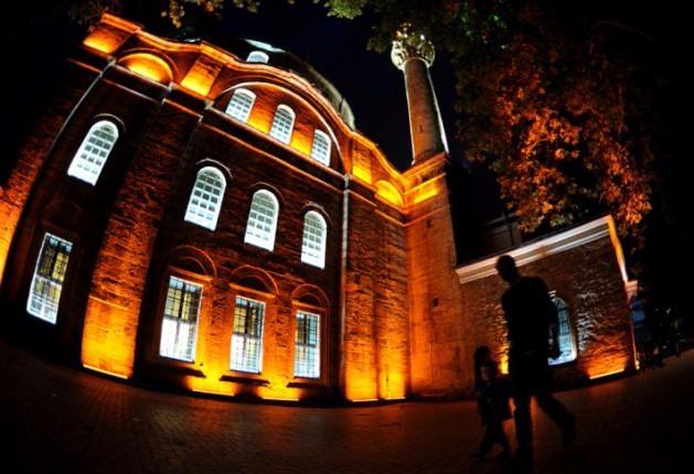 <p><strong>7. EY HER DUADA BULUNANA İCABET EDEN ULULUK TAHTININ SULTANI!</strong><br />
<br />
Şu mübarek berat gecesinde binler, yüz binler Senin karşında divan durarak ellerimizi Sana açıyor ve külliyet kesbetmiş niyaz edalı soluklarımızla, kullarına her zaman açık bulunan, hiç olmazsa aralık duran rahmet desenli kapının tokmağına inleyerek dokunuyor ve "Biz geldik" diyoruz.</p>
<p> </p>