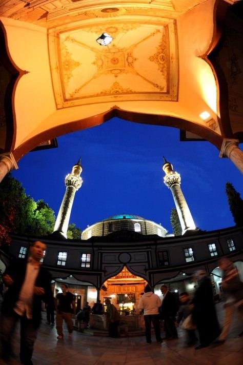 <p>Herkesi ve her şeyi görüp gözettiğine, her sese ve herkese merhamet ettiğine gönülden inanarak kaçkınlığımızı muvakkat dahi olsa görmüyor, günahlarımızı af çağlayanların içinde tasavvur ediyor, karıştırdığımız haltlara değil, Senin afv u safhına bakıyor ve ümitlerimizi ona bağlıyoruz; Enîsimiz Sen isen, çevrenin vahşetinden bize ne! Her yanda şeytan ve avenesi içten içe homurdanıp duruyorlarmış, Sen bizimle olduktan sonra ne ifade eder ki!</p>
<p> </p>